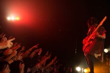 関根史織（B, Cho）（撮影：緒車寿一）