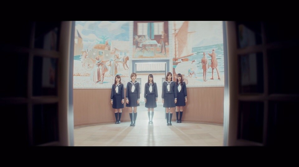 欅坂46、グループ内ユニット・青空とMARRYがセーラー服で歌う「割れたスマホ」MV