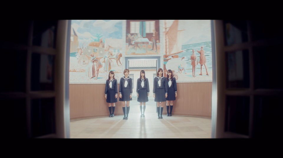 欅坂46「割れたスマホ」のミュージックビデオのワンシーン。