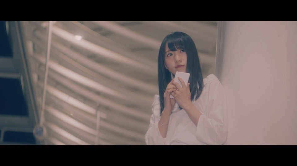 欅坂46「割れたスマホ」のミュージックビデオのワンシーン。