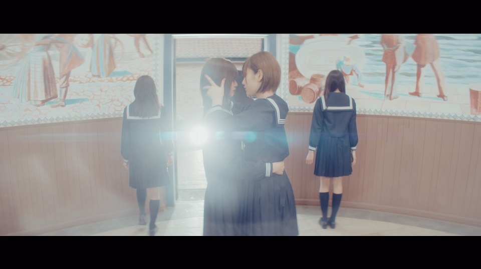 欅坂46「割れたスマホ」のミュージックビデオのワンシーン。