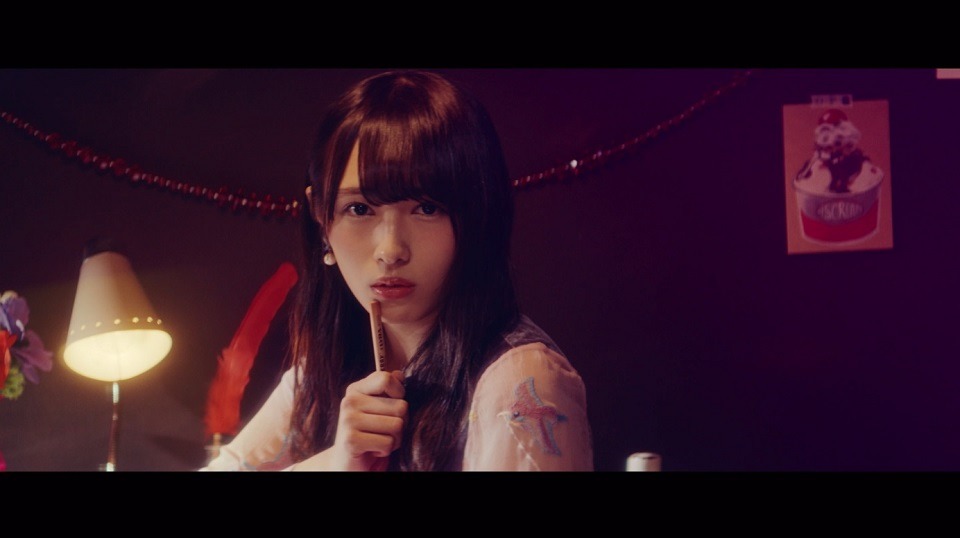 欅坂46「割れたスマホ」のミュージックビデオのワンシーン。
