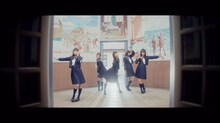 欅坂46「割れたスマホ」のミュージックビデオのワンシーン。