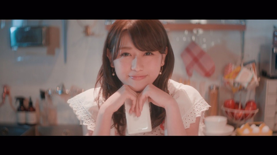 欅坂46「割れたスマホ」のミュージックビデオのワンシーン。