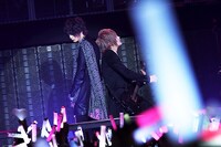 人気画像3位は「luz、そらまふら8人豪華共演『XYZ TOUR』で観客を至高の夜へ」より、左からluz、まふまふ。（撮影：岡本麻衣）