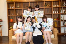 迷惑メール防止についてのパンフレットを持つ佐保明梨、新井愛瞳、アップアップガールズ（2）。