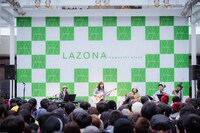 ラゾーナ川崎プラザで行われた藤原さくらのフリーライブの様子。（撮影：田中聖太郎）