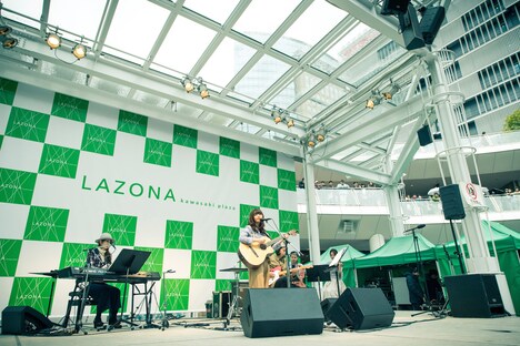 ラゾーナ川崎プラザで行われた藤原さくらのフリーライブの様子。（撮影：田中聖太郎）