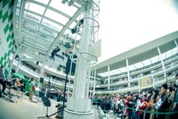 ラゾーナ川崎プラザで行われた藤原さくらのフリーライブの様子。（撮影：田中聖太郎）