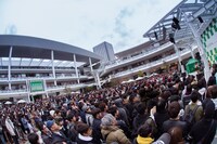 ラゾーナ川崎プラザで行われた藤原さくらのフリーライブの様子。（撮影：田中聖太郎）