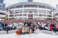 ラゾーナ川崎プラザで行われた藤原さくらのフリーライブの様子。（撮影：田中聖太郎）