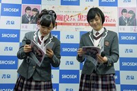 お気に入りの写真を選ぶ黒澤美澪奈と倉島颯良。