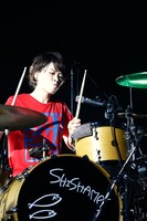 吉川美冴貴（Dr）（撮影：岡田貴之）