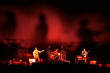 「SHISHAMO ワンマンツアー2017春『明日メトロですれちがうのは、魔法のような恋』」日本武道館公演の様子。（撮影：岡田貴之）