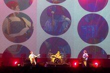 「SHISHAMO ワンマンツアー2017春『明日メトロですれちがうのは、魔法のような恋』」日本武道館公演の様子。（撮影：岡田貴之）