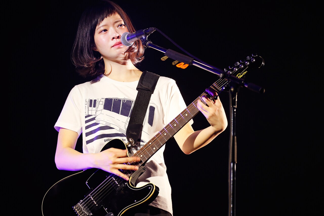 宮崎朝子（G, Vo）（撮影：岡田貴之）