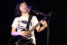 宮崎朝子（G, Vo）（撮影：岡田貴之）