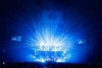 「SHISHAMO ワンマンツアー2017春『明日メトロですれちがうのは、魔法のような恋』」日本武道館公演の様子。（撮影：岡田貴之）