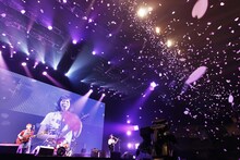 「SHISHAMO ワンマンツアー2017春『明日メトロですれちがうのは、魔法のような恋』」日本武道館公演の様子。（撮影：岡田貴之）