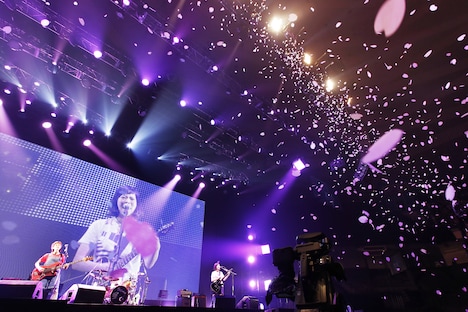 「SHISHAMO ワンマンツアー2017春『明日メトロですれちがうのは、魔法のような恋』」日本武道館公演の様子。（撮影：岡田貴之）