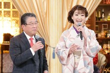 徳光和夫（左）と市川由紀乃（右）によるデュエットの様子。