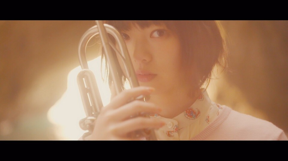 平手友梨奈「＞＞＞ swIming/girrrrrl ＜＜＜」のワンシーン。