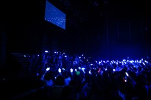 「Stardust Fantasia」の曲中にペンライトを振る3B juniorのメンバーとファン。