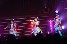 キャンディーズ「春一番」を歌う澪風（左）、鈴木萌花（中央）、播磨怜奈（右）。