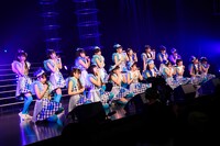 「Invisible Walls」を披露する3B junior。