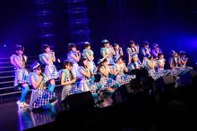 「Invisible Walls」を披露する3B junior。