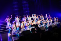 「Invisible Walls」を披露する3B junior。