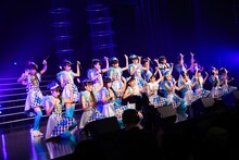 「Invisible Walls」を披露する3B junior。