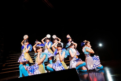 ザ・スパイダース「バン バン バン」を披露する大平ひかる、小田垣陽菜、公野舞華、小島はな、斎藤夏鈴、塚本颯来、中原咲耶、中村優。