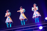 坂本九「上を向いて歩こう」を歌う愛来（左）、葉月智子（中央）、華山志歩（右）。