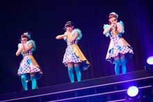 坂本九「上を向いて歩こう」を歌う愛来（左）、葉月智子（中央）、華山志歩（右）。