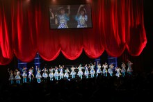 第1部のパフォーマンスを終えて退場する3B junior。