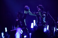 左からけちょん、あの。（撮影：後藤壮太郎）