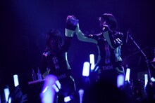 左からけちょん、あの。（撮影：後藤壮太郎）