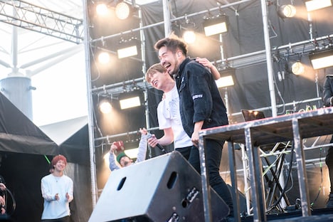 Kenta Koie（Crossfaith / 右）とGEN（04 Limited Sazabys / 左）。（撮影：ヤオタケシ）