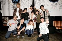 「R-BROS.FEST 2017」初日出演者による集合写真。（Photo by HAJIME KAMIIISAKA）
