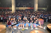 PASSPO☆「PASSPO☆歌って踊って奏でるツアー」duo MUSIC EXCHANGE公演第1部終演後の記念撮影の様子。（撮影：古川朋久）