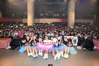 PASSPO☆「PASSPO☆歌って踊って奏でるツアー」duo MUSIC EXCHANGE公演第2部終演後の記念撮影の様子。（撮影：古川朋久）