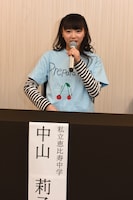 「絵を描くのは苦手なので、好きなさくらんぼを描きました」と手描きTシャツについて説明する中山莉子。