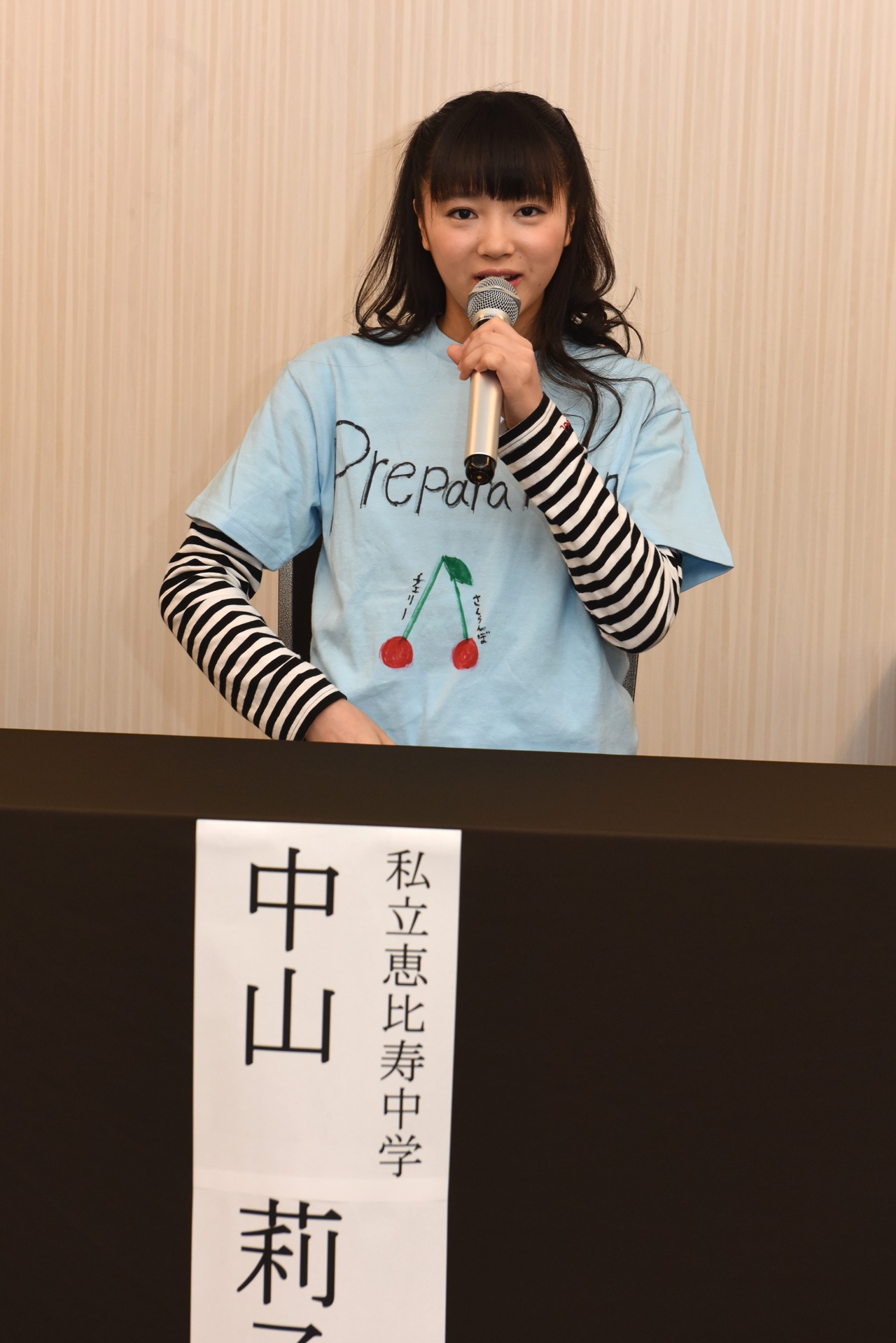 「絵を描くのは苦手なので、好きなさくらんぼを描きました」と手描きTシャツについて説明する中山莉子。