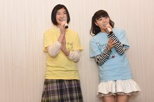 自ら作詞作曲した「オタクィーーーンイングリッシュ！」の歌を歌う小林歌穂（左）と中山莉子（右）。