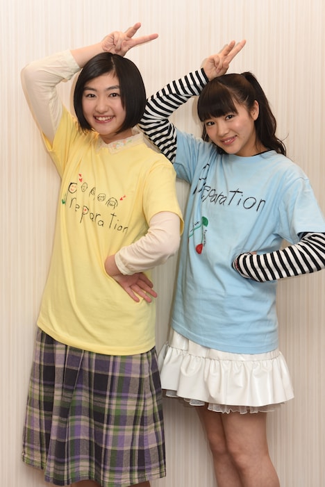 エビ中ポーズを取る小林歌穂（左）と中山莉子（右）。