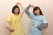 小林歌穂（左）と中山莉子（右）がその場で考えた「オタクィーーーンイングリッシュ！」のポーズ。