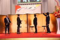 タイトルパネルの除幕を行う登壇者。