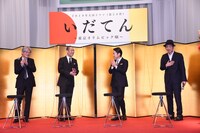 除幕を終えホッとした表情を浮かべる登壇者。