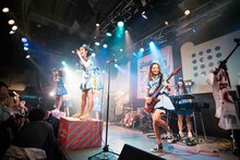 PASSPO☆「PASSPO☆歌って踊って奏でるツアー」duo MUSIC EXCHANGE公演第1部の様子。（撮影：稲垣謙一）